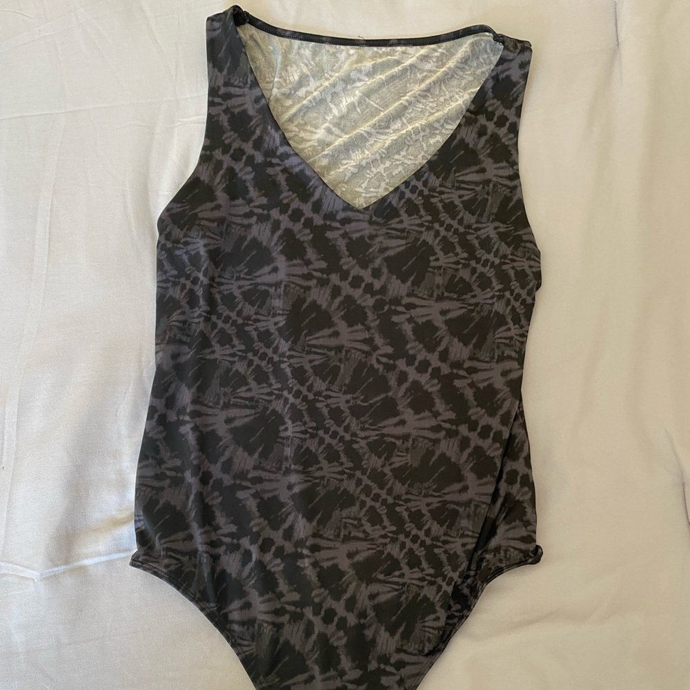 Express body contour v-neck bodysuit